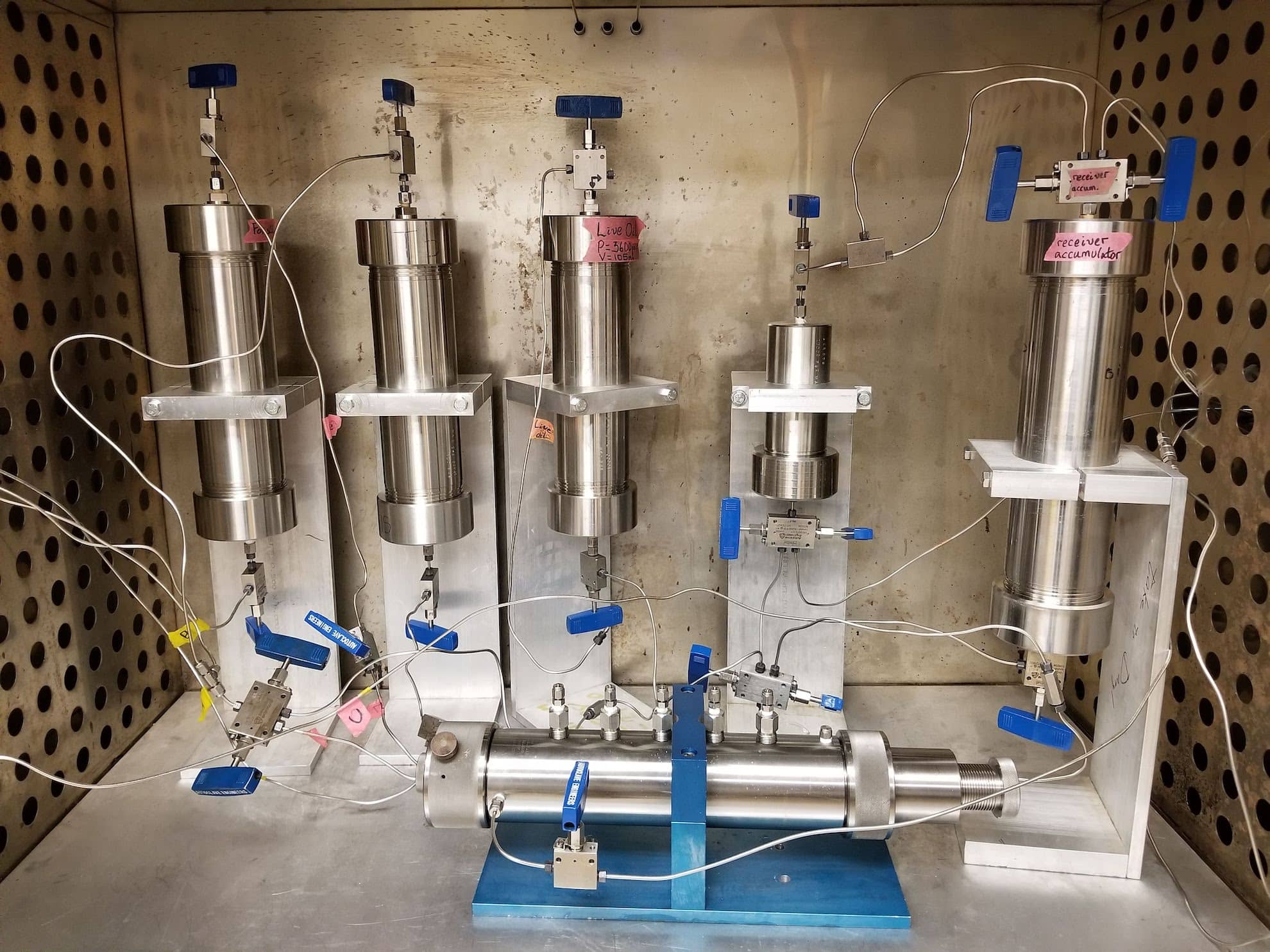 High-Temperature High-Pressure Experiments of Oil Recovery